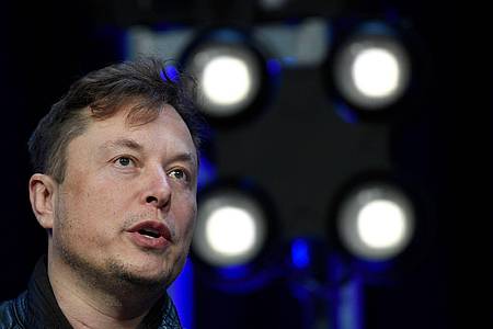 Elon Musk, der bei OpenAI nach wenigen Jahren ausgeschieden ist, kritisiert das Unternehmen schon lange.