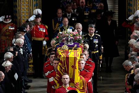 Mitglieder der königlichen Familie folgten dem Sarg von Königin Elizabeth II. nach der Trauerfeier.