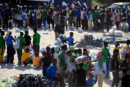 Rund 6800 Migranten halten sich zurzeit im Erstaufnahmelager auf Lampedusa auf.