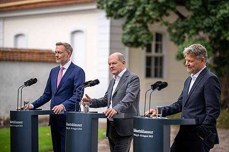 Christian LIndner (FDP), Olaf Scholz (SPD) und Robert Habeck (Bündnis 90/Die Grünen) bei der Halbzeit-Klausur des Bundeskabinetts auf Schloss Meseberg.