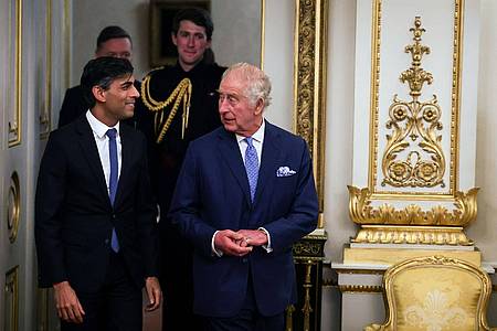 Premierminister Rishi Sunak ist in regelmäßigem Kontakt mit König Charles.