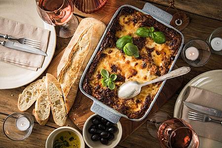 Eine mit viel Liebe zubereitete Lasagne ist besonders fürs erste gemeinsame Kochen geeignet. Dazu lässt sich entspannt am Rosé nippen und aus Oliven-Schälchen naschen.