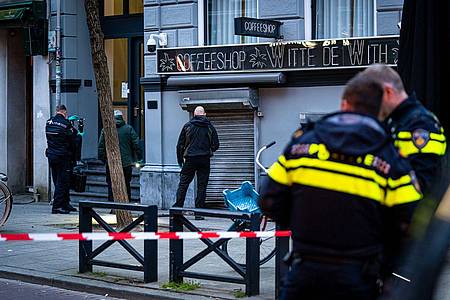 In den letzten Tagen haben mehrere Explosionen für Unruhe in Rotterdam gesorgt. Die Polizei untersucht inzwischen, wie hier, Spreng- oder Brandsätze.