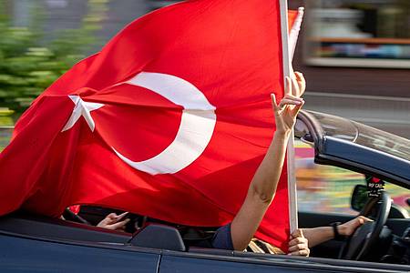 Anhänger des türkischen Präsidenten Erdogan fahren in einem Autokorso mit türkischen Fahnen jubelnd durch den Duisburger Norden.