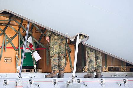 Hilfsgüter des Technischen Hilfswerkes THW für Libyen werden am Fliegerhorst Wunstorf in ein Transportflugzeug Airbus A400M der Luftwaffe verladen.
