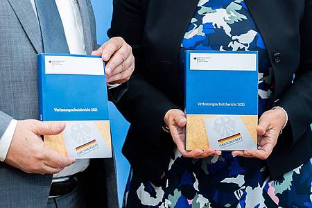 Verfassungsschutzpräsident Thomas Haldenwang (l.) und Bundesinnenministerin Nancy Faeser bei der Vorstellung des Verfassungsschutzberichts im Juni 2023.