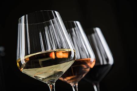 Ein weißer Chardonnay passt auch zu weißen Champignons, ein Rosé zu Austernpilzen, ein komplexer Rotwein zu fleischigen Shiitakepilzen.  (zu dpa: «Die passende Getränkebegleitung zu Pilz-Gerichten»)