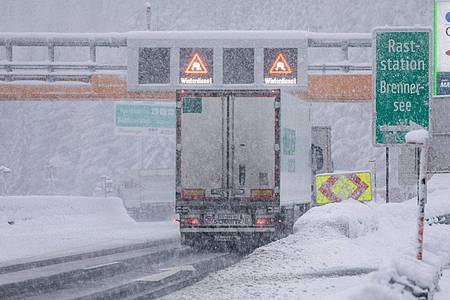Der starke Schneefall beeinträchtigt die  wichtige Verkehrsroute von Deutschland nach Italien (Archivbild).