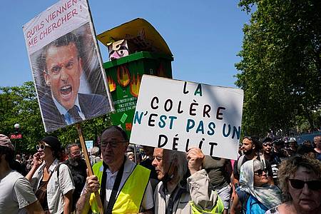 Nach monatelangen teils gewaltsamen Protesten tritt die Rentenreform in Frankreich heute nahezu geräuschlos in Kraft.