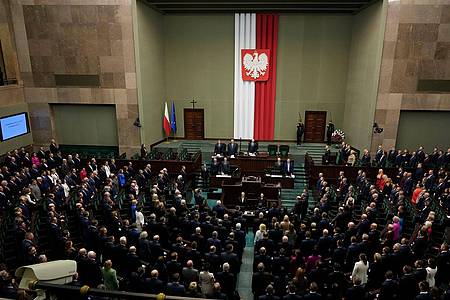 Neugewählte Mitglieder des polnischen Parlaments während der ersten Sitzung des Unterhauses (Sejm).