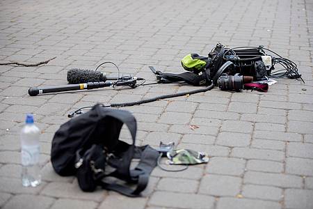 Die Ausrüstung des Kamerateams nach dem Übergriff am 1. Mai 2020 zwischen Alexanderplatz und Hackescher Markt.
