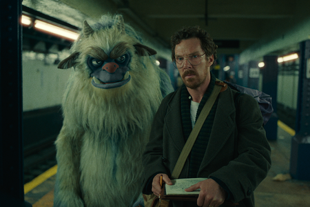 Benedict Cumberbatch als Hauptcharakter der Serie Eric auf Netflix, steht mit einem riesigen Plüschmonster in der U-Bahn. 