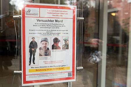 Das LKA Niedersachsen sucht mit einem Fahndungsplakat nach zwei ehemaligen Mitgliedern der Rote-Armee-Fraktion.
