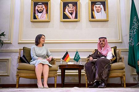 Annalena Baerbock im Gespräch mit ihrem saudi-arabischen Kollegen Faisal bin Farhan.
