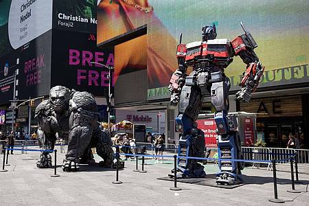 Übergroße Roboterfiguren stehen auf dem Times Square, um für den neuen «Transporters»-Film zu werben.