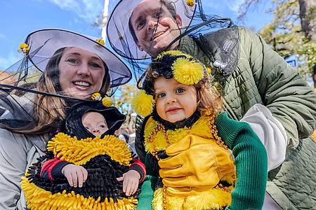 Verkleidet als Bienen und Imker posieren Tim und Mary Elise mit ihren Kindern beim Mardi Gras in New Orleans.