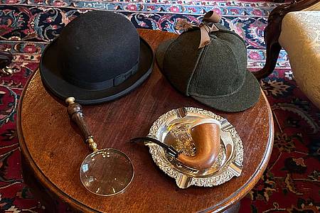 Er kommt jeden Moment zurück: Hüte, Lupe und Pfeife im Sherlock Holmes Museum.