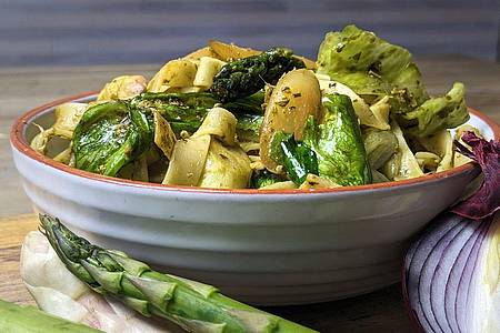 Spargel und Eisbergsalat verpassen der Pasta eine tolle grüne Farbe, Pesto, Zwiebel und Schinkenwürfel die passende Würze.
