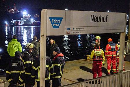 Feuerwehrleute am Anleger Neuhof. In der Hamburger Elbe suchten Taucher in der Nähe der Köhlbrandbrücke nach einem vermissten Menschen.