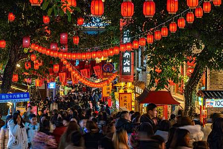 Zum Neujahrsfest sind die Straßen in den chinesischen Städten und Dörfern festlich geschmückt.