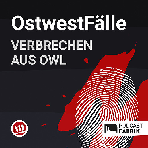 Podcaastcover von "OstwestFälle - Verbrechen aus OWL" zeigt einen Fingerabdruck auf einer Blutspur