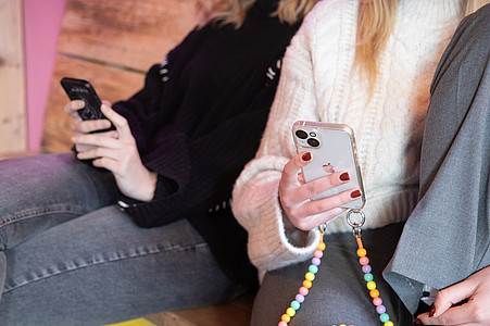 Jugendliche surfen auf Smartphone