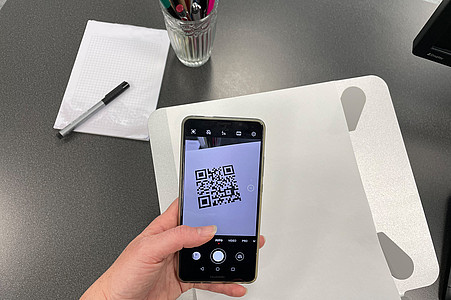 Smartphone scannt mit Kamera-App einen QR-Code