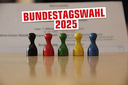 Bunte Spielfiguren mit Schriftzug "Bundestagswahl 2025"