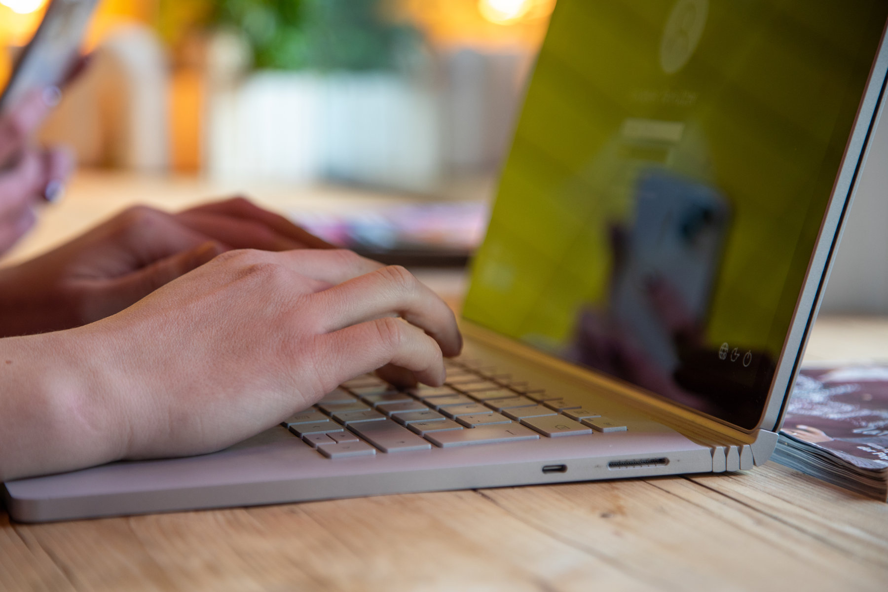 haende-am-laptop